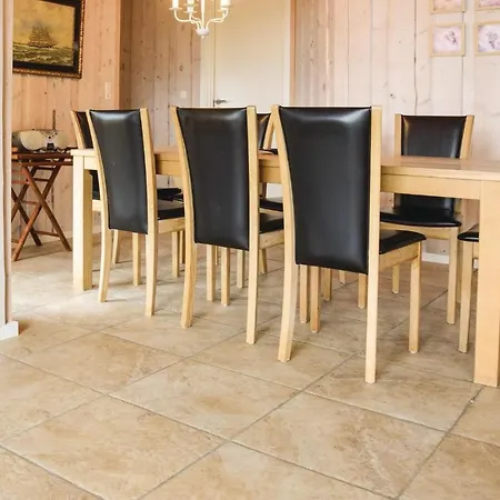 Vakantiehuis Three-bedroom Holiday In *